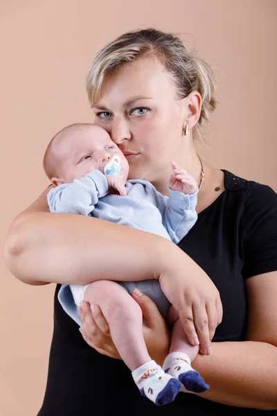 Liefhebbende moeder die haar baby omarmen — Stockfoto