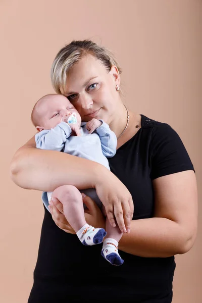 Любящая мать обнимает своего ребенка — стоковое фото