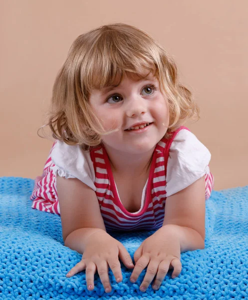 Retrato de niña de tres años — Foto de Stock