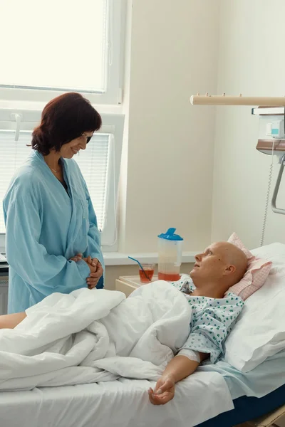 Woman patient with cancer in hospital with friend — Stock Photo, Image