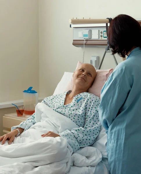 Woman patient with cancer in hospital with friend — Stock Photo, Image