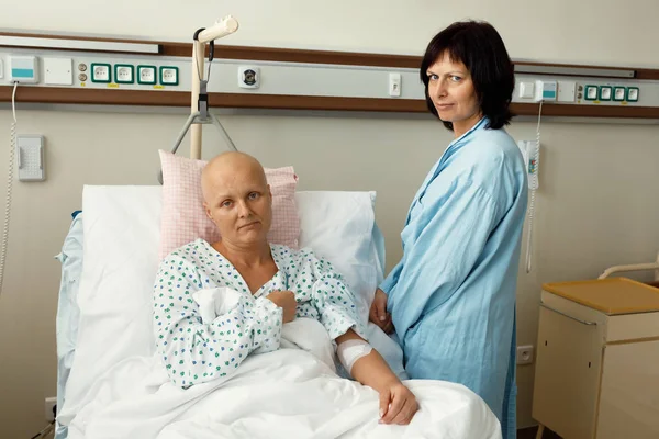 Woman patient with cancer in hospital with friend — Stock Photo, Image