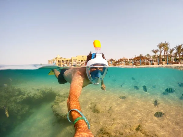 Légzőcső swim sekély vízben korallok hal, Red Sea, Egyiptom — Stock Fotó