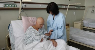 Arkadaşım hastanede kanser hastası kadın