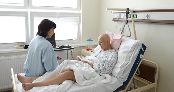 Paciente mulher com câncer no hospital com amigo — Vídeo de Stock