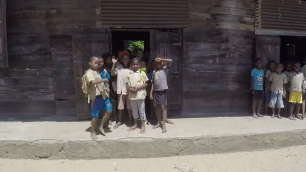 Madagaskarské školních dětí ve třídě — Stock video
