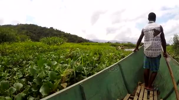 Madagaskaru człowiek ze wsi na Madagaskarze pomaga, jazdy łódź transportu towarowego — Wideo stockowe