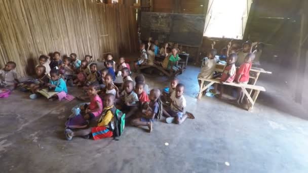 Madagaskars skolbarn i klassrummet — Stockvideo