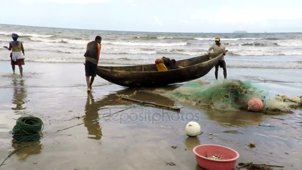 Mujer pescadora nativa pescando en el mar, utilizando la técnica tradicional tirando de la red — Vídeo de stock