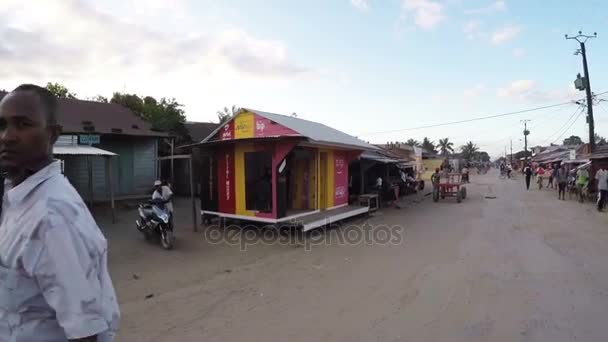 Malagasi volkeren op straat marketplace in Madagaskar — Stockvideo