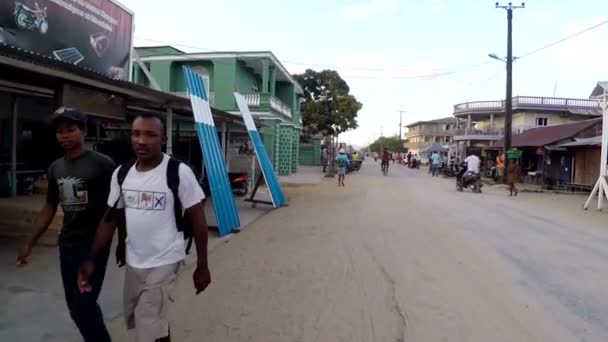 Malagasi volkeren op straat marketplace in Madagaskar — Stockvideo