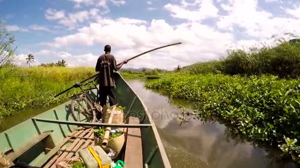 Madagaskaru człowiek ze wsi na Madagaskarze pomaga, jazdy łódź transportu towarowego — Wideo stockowe