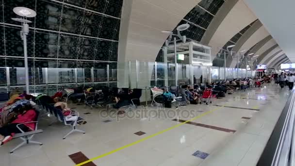 Άνθρωποι ανάπαυση μέσα στο αεροδρόμιο του Ντουμπάι — Αρχείο Βίντεο