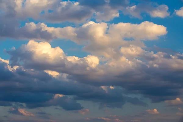 Bílé mraky na večerní modrá obloha — Stock fotografie