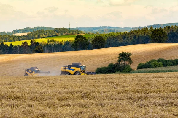 Récolte estivale avec moissonneuse automatique — Photo