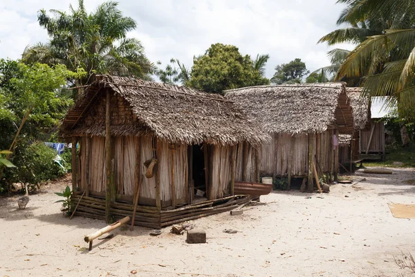 África cabanas de malgaxe na região de Maroantsetra, Madagáscar — Fotografia de Stock
