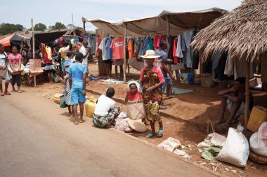 Büyük renkli kırsal Madagaskar satış alanı'nda Madagaskarlı halklar