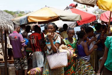 Büyük renkli kırsal Madagaskar satış alanı'nda Madagaskarlı halklar