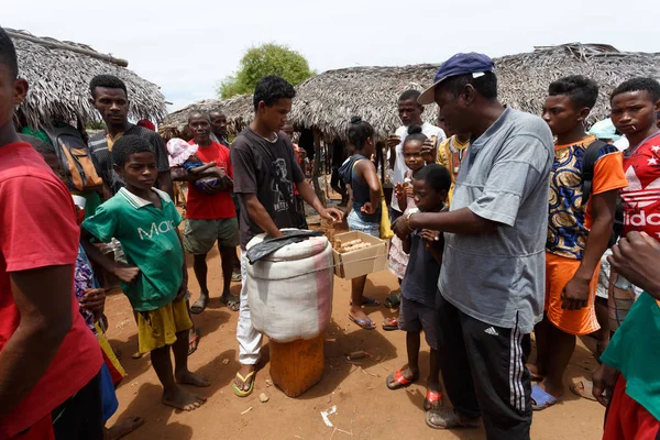 Adam Satıyoruz dondurma kırsal Madagaskar Market'te
