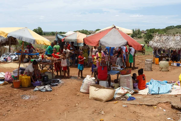 Madagaszkári népek nagy színes vidéki Madagaszkár piactéren — Stock Fotó