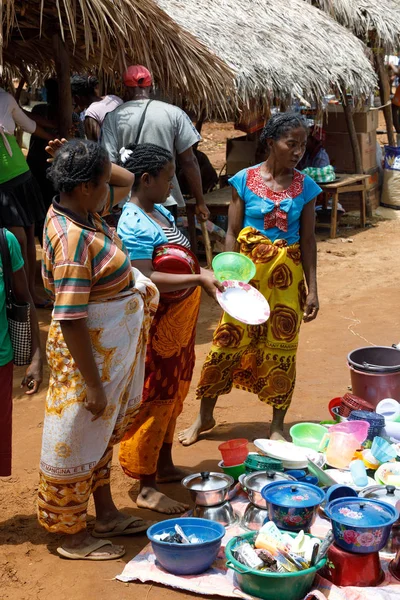 Peuples malgaches sur le grand marché rural coloré de Madagascar — Photo