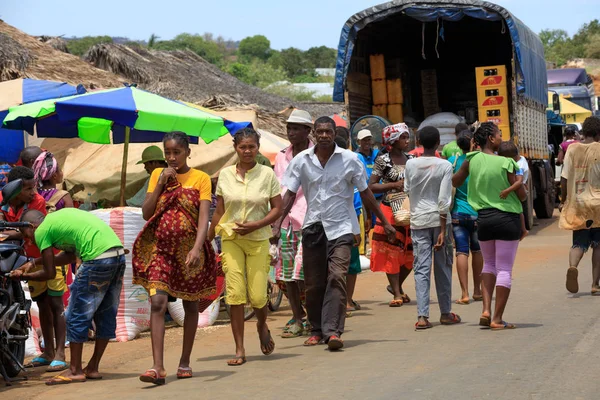 Popoli malgascio sulla città rurale Sofia in Madagascar — Foto Stock