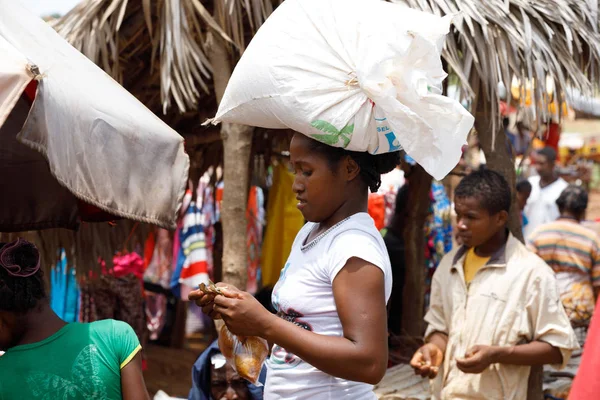 Mulher malgaxe transporte de carga na cabeça — Fotografia de Stock