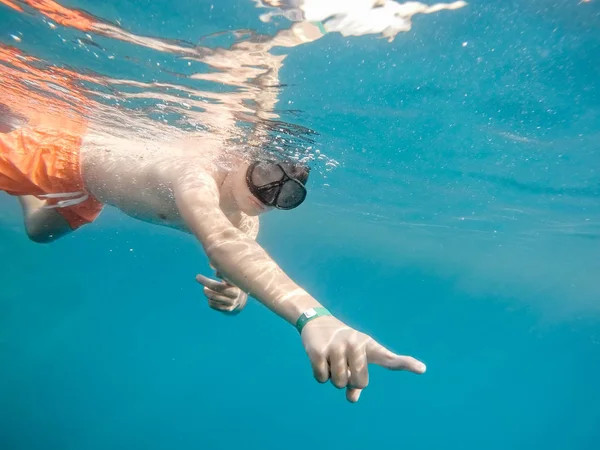 Giovane ragazzo Snorkel nuotare nella barriera corallina — Foto Stock