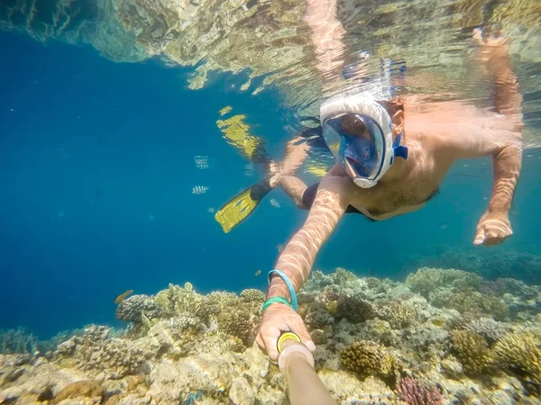 Man snorkel in shallow water on coral fish — Stock Photo, Image