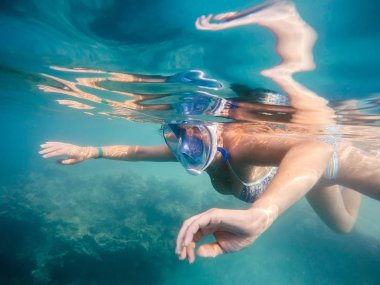 kadın şnorkel sığ suda