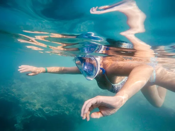 女性浅瀬でシュノーケル — ストック写真