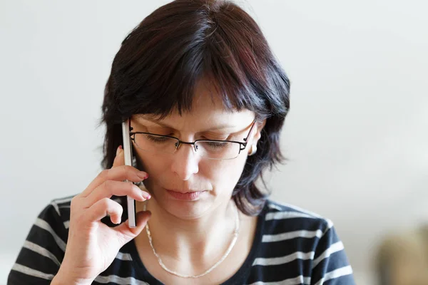 Trötta medelålders kvinna samtal per telefon — Stockfoto