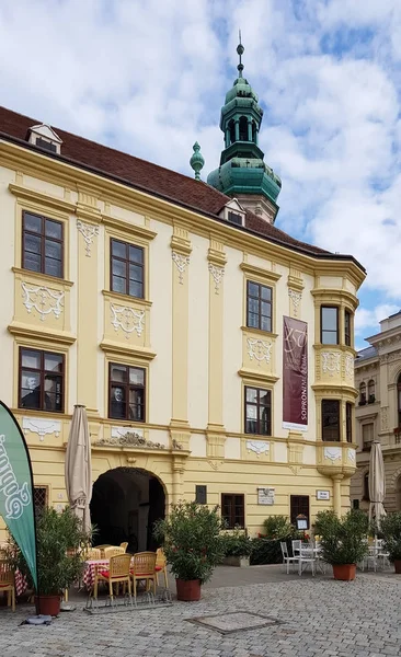 Zabytkowy budynek w centrum miasta Sopron — Zdjęcie stockowe