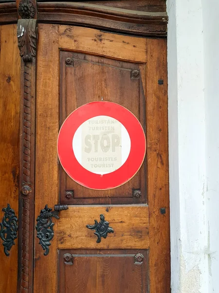 Znak stop turystycznych na drzwi do Kościoła. — Zdjęcie stockowe