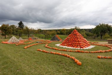 Sonbahar piramit gibi eğlenmek için düzenlenmiş kabaklar hasat