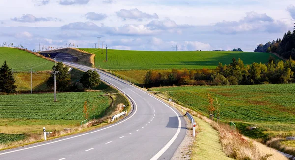 Landelijke weg in de herfst op platteland — Stockfoto
