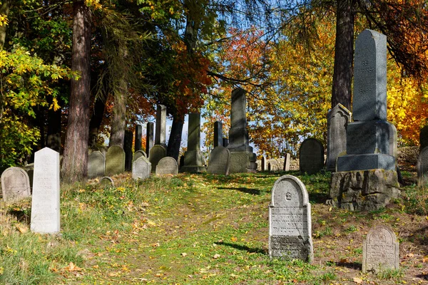 Olvidado y descuidado cementerio judío — Foto de Stock