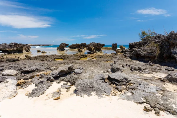 Playa rocosa en Antsiranana, Diego Suarez, Madagascar — Foto de Stock