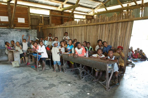 Malgaskich dzieci w wieku szkolnym w klasie, Madagaskar — Zdjęcie stockowe