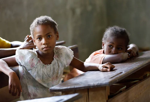 Crianças de escola malgaxe em sala de aula, Madagascar — Fotografia de Stock