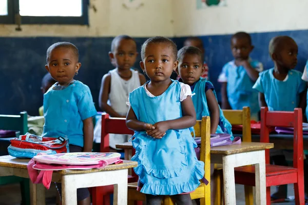 Crianças de escola malgaxe em sala de aula, Madagascar — Fotografia de Stock