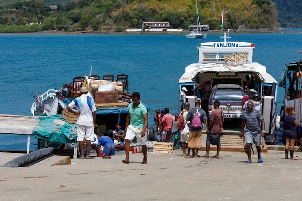 Malagasy peoples loading ship in Nosy Be, Madagascar — Stock Photo, Image