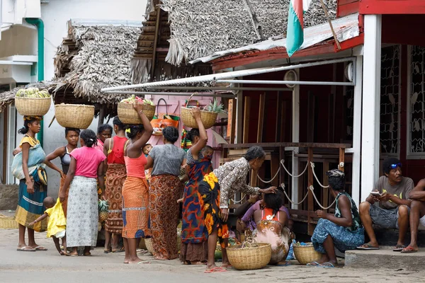 Mujer malgache en la calle principal de Nosy Be, Madagascar —  Fotos de Stock