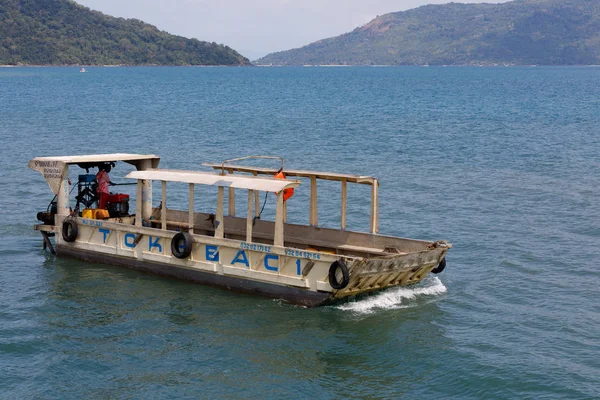 Малагасийское грузовое судно в бухте Носи-Бе — стоковое фото