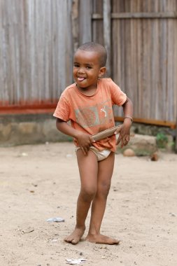 Meraklı olmak, Madagaskar, sokakta Madagaskarlı genç çocuk