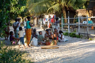 Hediyelik eşya, Madagaskar satan köyden Madagaskarlı kadın
