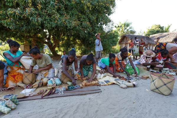 Madagaszkári nő falu eladási szuvenír, Madagaszkár — Stock Fotó