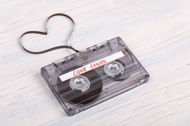 Ahşap arka plan üzerinde ses kaset. ses filmi şekillendirme hea