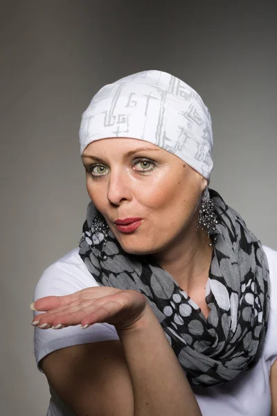 Belle femme malade du cancer portant le foulard — Photo