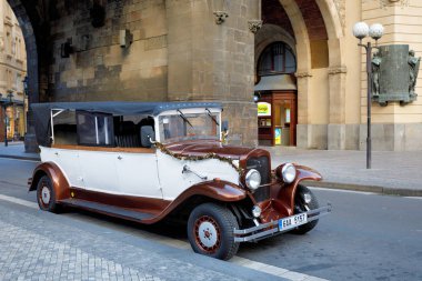 Ünlü tarihi kırmızı araba Prag Prag sokakta